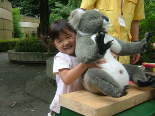 コアラ舎に一緒に展示されてた小動物たちのえさにゴキブリが沢山沢山付いてたのがすごい印象的ってかショックなんだけど…ふつーにいるのよふつーに。エサんとこにわんさか！これもエサの一部かと思ったくらい（＾＾；）