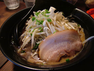 これ黒辛じゃなくて普通の黒ラーメンね♪めっちゃ美味い!