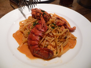 これが目当てのオマール海老のパスタ。ものすごく美味しいの♪