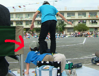 年長さんの演技に合わせて組み体操!これがけっこう上手だったんだけど正面から撮れなくて残念っっ(^^;)
