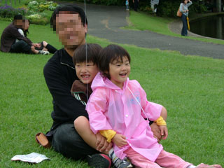 子供達の写真を撮りながら後ろのカップルが気になるw