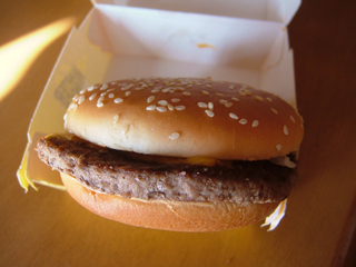 パンがしっかりしてるとこと肉がはみ出てるとこが今までとちょっと違うかな
