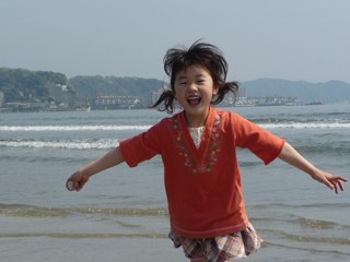 リョウは靴脱がす前にもう靴濡らしてるしチハルはパンツも濡らしちゃって大はしゃぎ♪