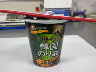 会社でもらった今日の昼飯、ご飯買いに行くのが面倒だかたソイジョイで済まそうとしたら貰ったw