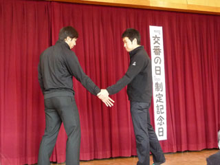 とにかく手首を返してヒジから回すと外れるそうですよ