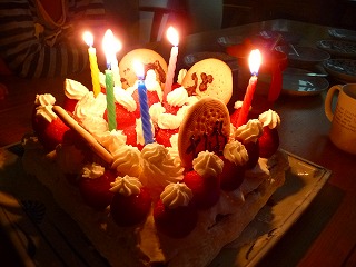 子供たちの飾りつけたケーキ♪