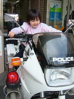 警察博物館かな？画廊の近くで白バイに乗っかって記念撮影．．．
