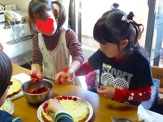 皆上手にケーキ飾ってくれました♪