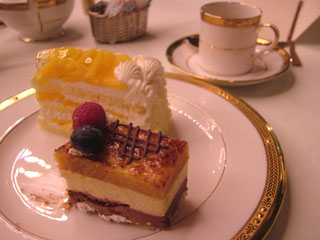 食べかけの上にピンボケで申し訳ないんだけど一応そーーーっと撮ってきたケーキ写真です（＾＾；）